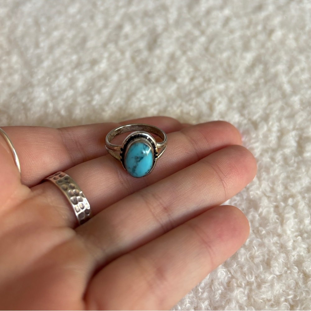 Sterling Silver Turquoise Oval Ring - Bright Blue Stone - Picture 3 of 3